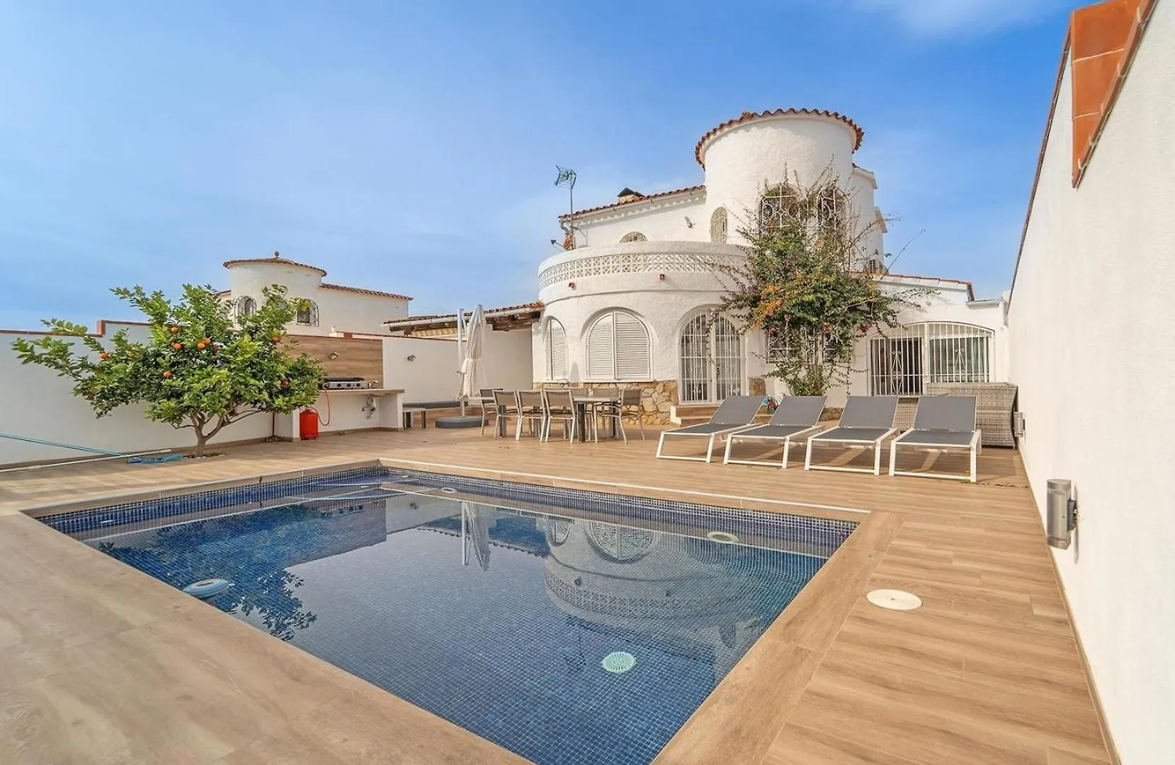 Ferienhaus Mit Privatpool Fuer 8 Personen Ca 117 Qm In Empuriabrava, Costa Brava Golf De Roses